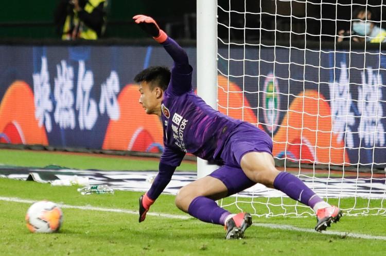 上海海港在亚冠赛场上创造了记录！
被马来西亚的柔佛新山狂射48次射门！
这可是我