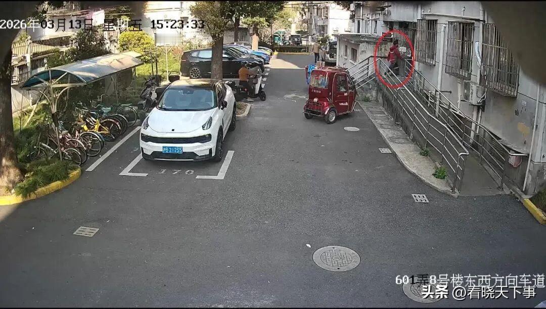 “胆子太大了！”上海，一名快递员配送一个7999元的手机，可他并没有和客户当面签