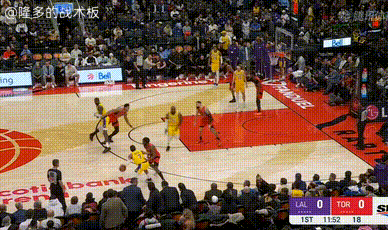 【战术板】JJ给肯纳德设计的梯次掩护（Stagger），这里肯纳德迅速运球打挡拆