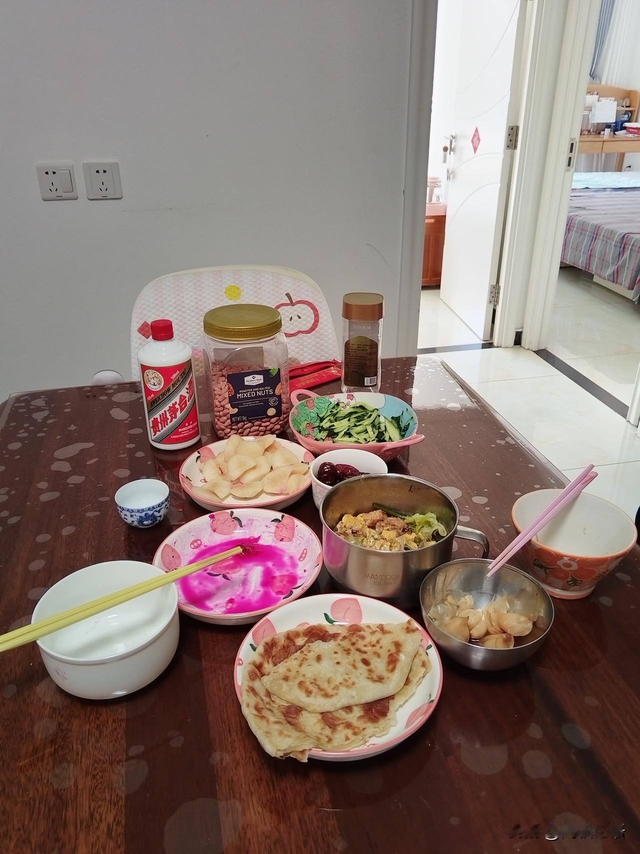 两位进京退休教师的日常午餐：
一杯老酒，两把花生米，几口黄瓜条，十粒坚果，几块苹