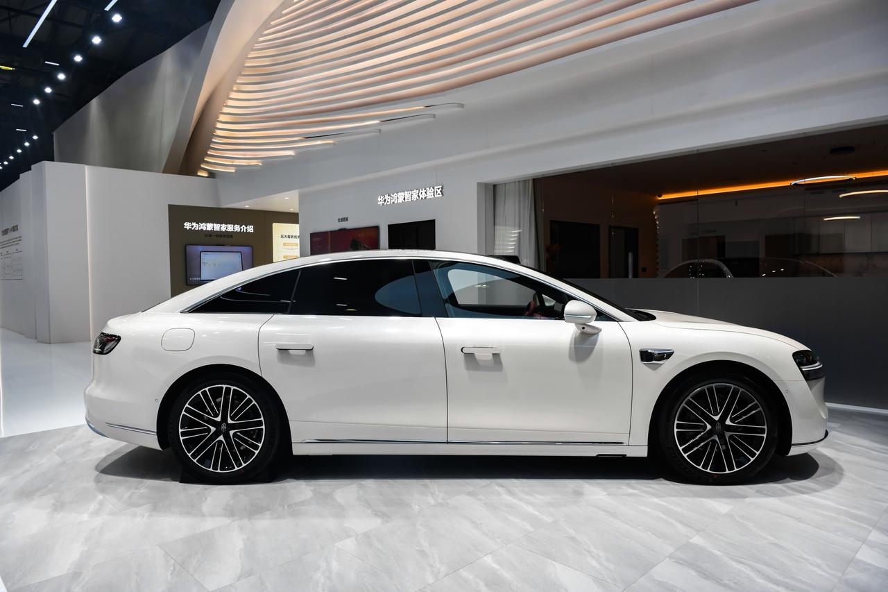 华为春季全场景新品发布会首日惊喜抢先看！3月23日上午，享界官微率先发布896线