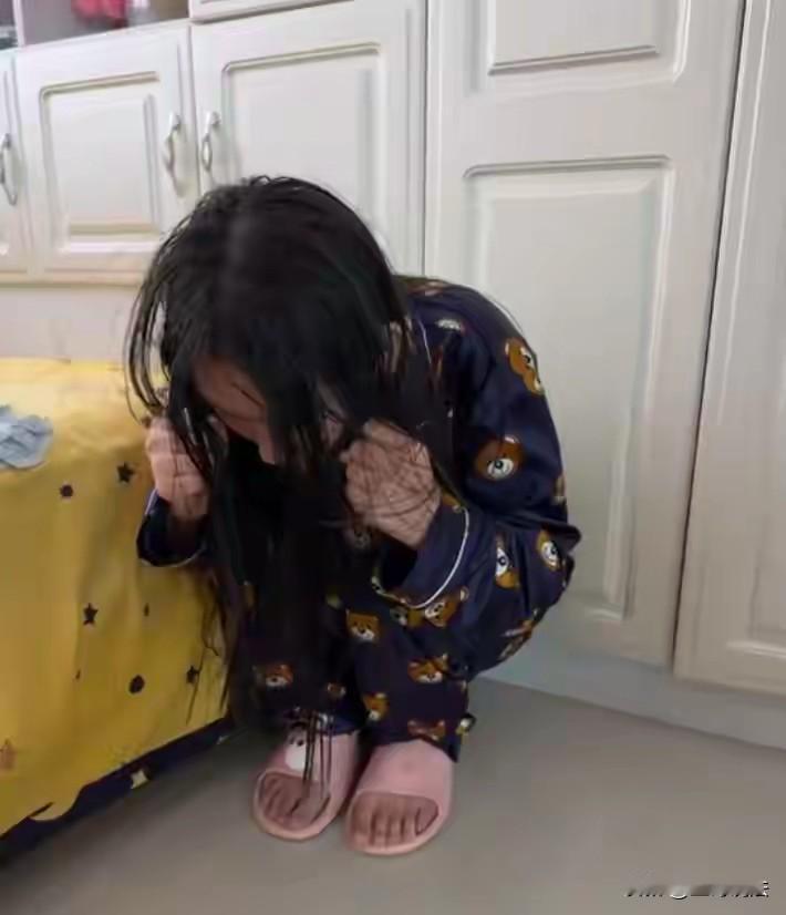 内蒙古，一女子发现，正上中学的女儿表情呆滞，白天不愿上学，晚上不愿睡觉，饭也不吃