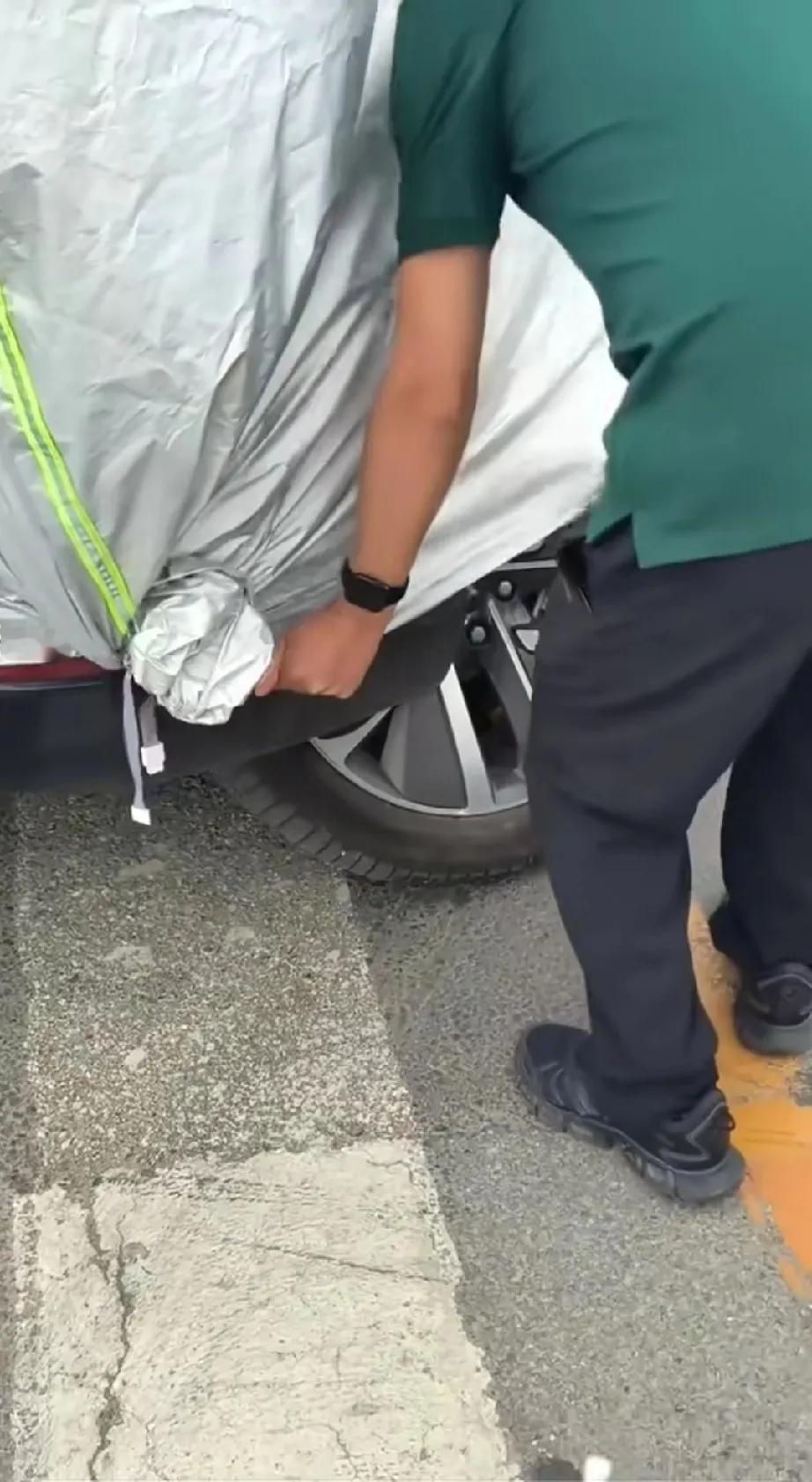 买车的记住了，
出事盖车衣的都不要买。

神奇的车衣，
车子磕碰坏了，
盖住车衣