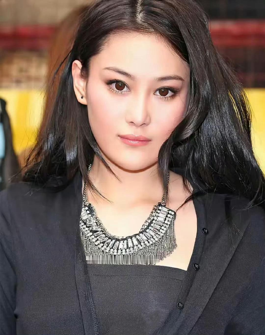 喜欢你我也是 世间所有浪漫景致，都不及你抬眼一瞬 