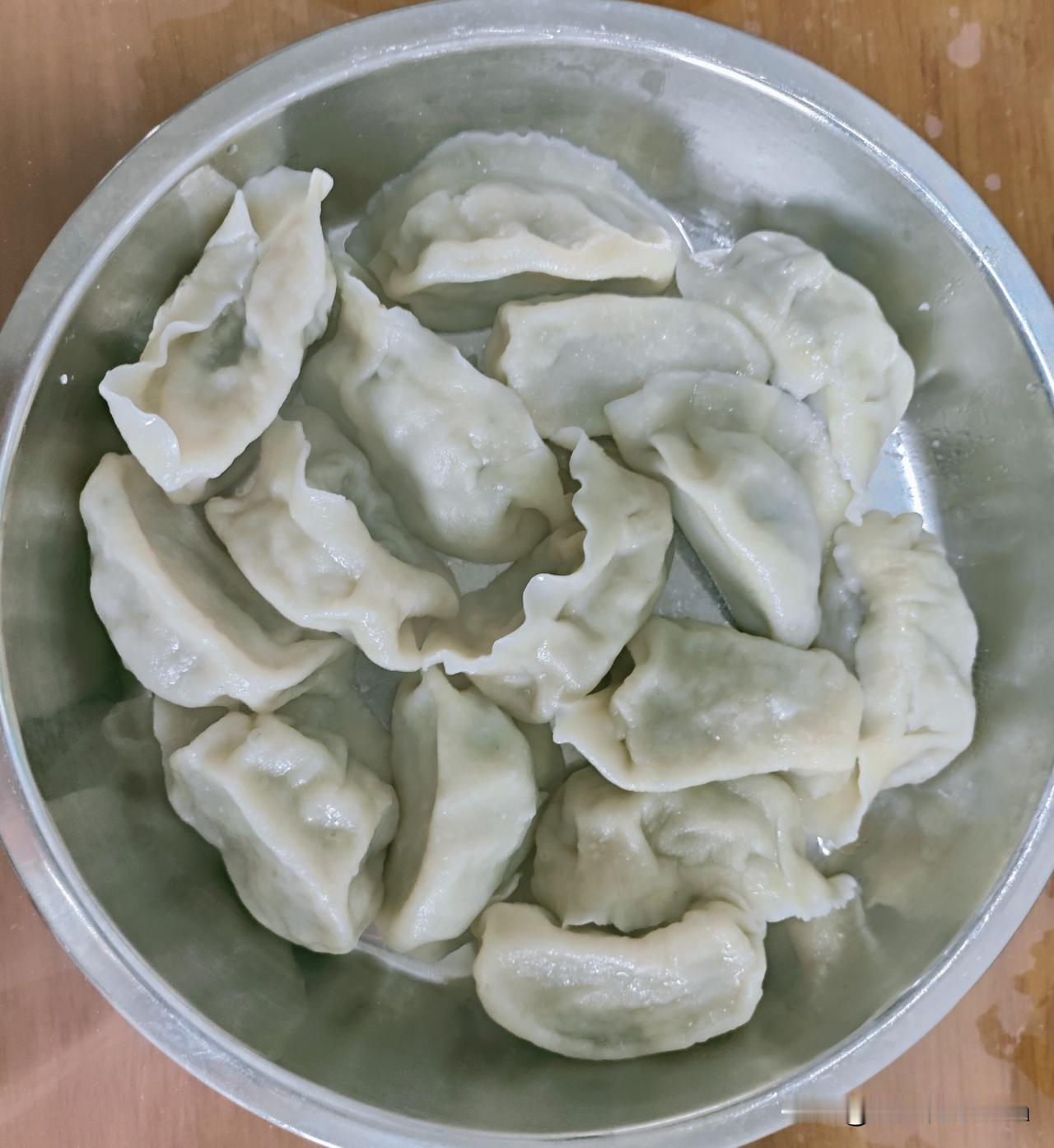 在我们这里进伏是要吃饺子的，
那是为了迎接酷暑的到来，
但是出伏也要吃饺子，
寓