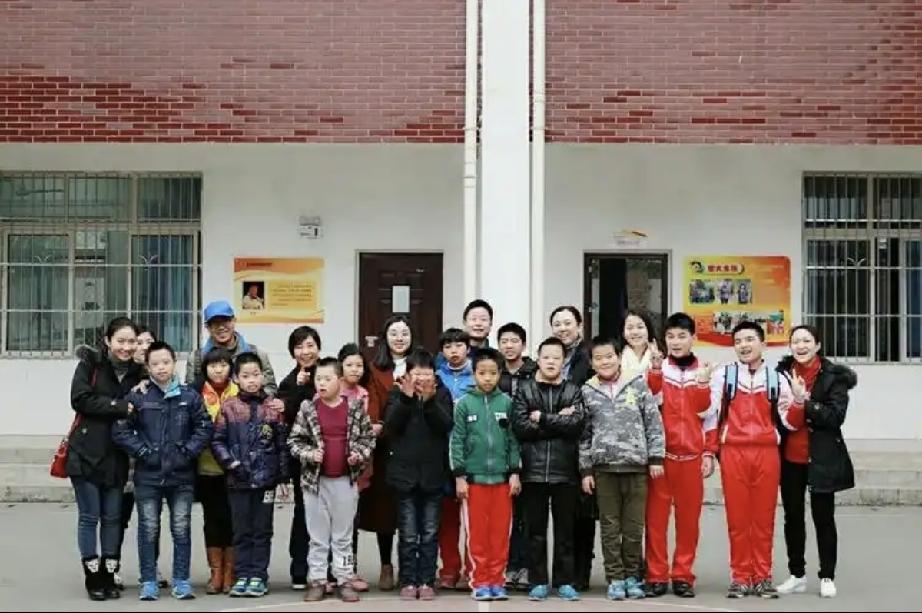 有个特殊孩子的妈妈问：“是不是所有特殊孩子都会被老师安排最后一桌”。
得到网友的