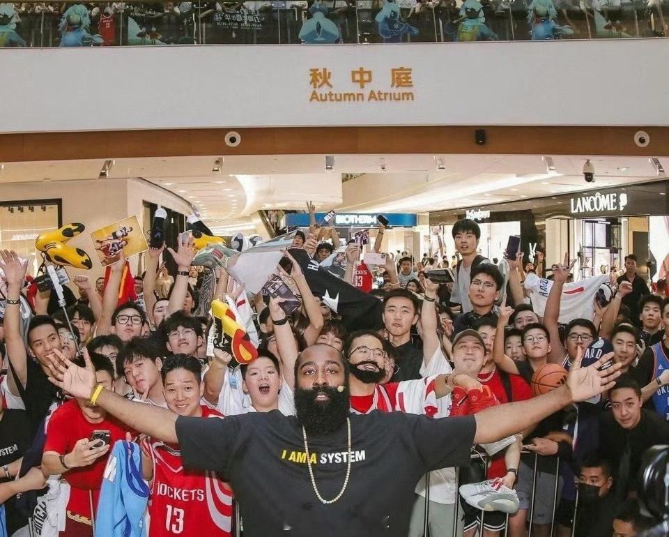 哈登人气为何这么高不服都不行，登哥每次中国行人气都非常高，而哈登本人也是很爱中国