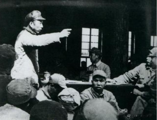 1951年，一群志愿军在撤退时，猛然发现眼前狭隘的山谷中，竟出现了成千上万个 美