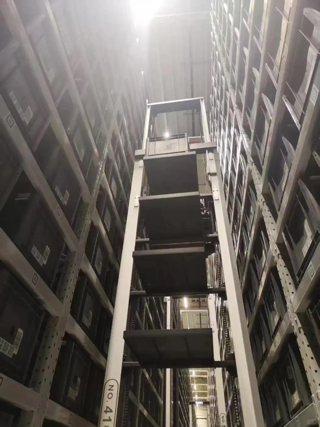 德国，一座高架仓库里，一个24岁的中国留学生正在加班维护升降机器人。这份夜班是他