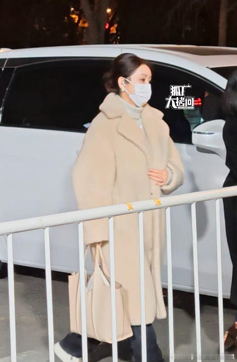 马年央视春晚第一次联排马年春晚第一次联排 现身马年央视春晚第一次联排的有沈腾、凤