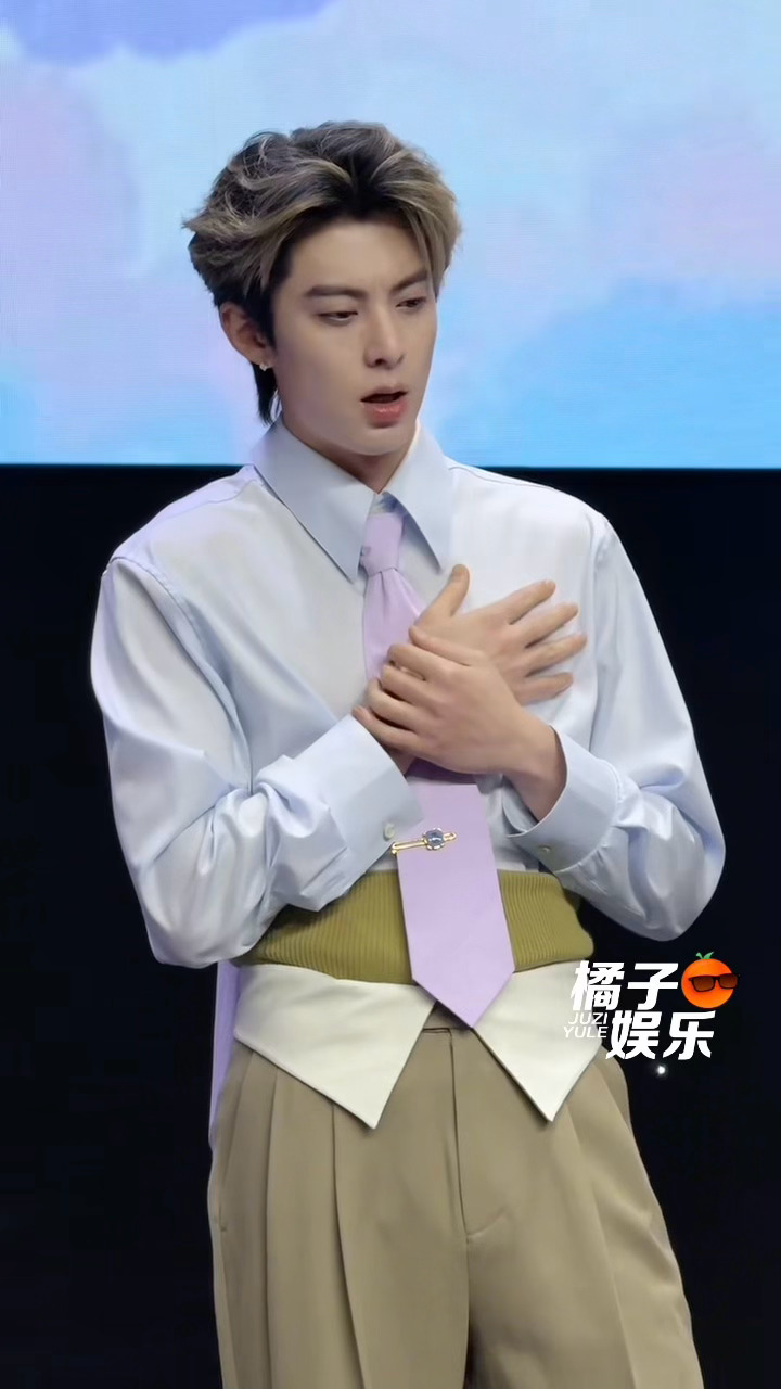 已抵达棣棣的周末派对现场～放送彩排独家花絮挑染发色超帅！！衬衣领带身材比例完全男