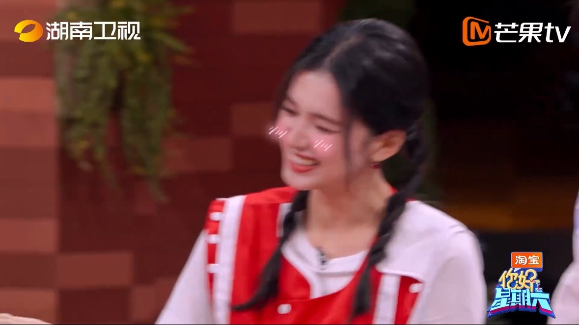 丁程鑫像极了嗑糖时的我 丁程鑫真的太上道了，看到陈哲远张婧仪站在一起火速撤退给他