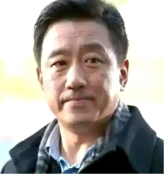 1997年，演员吴卫东在剧组拍到一半突然要求涨薪，拿停机要挟导演陈国军，结果半分