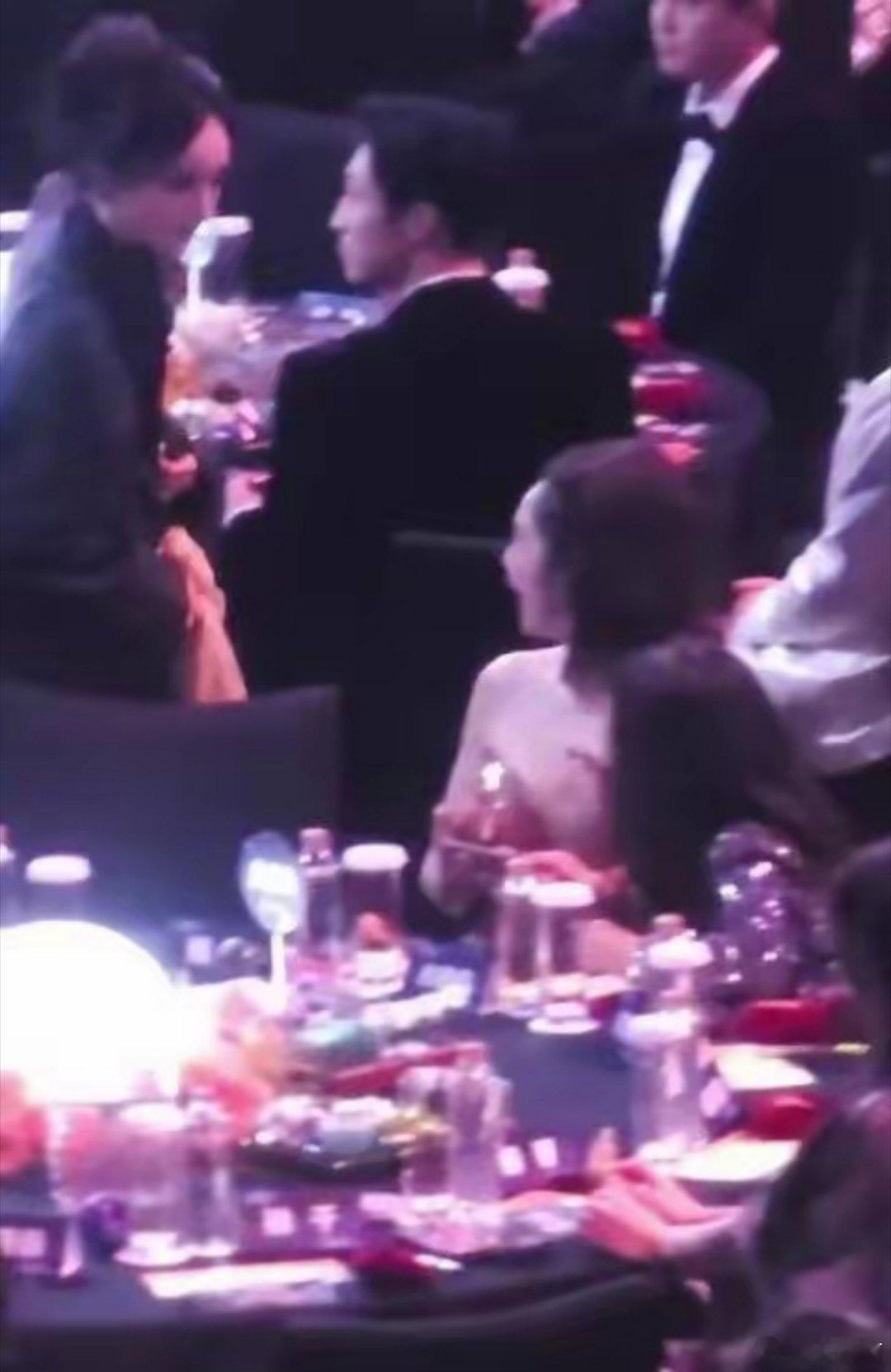 杨幂魏大勋内场同框尖叫之夜内场比舞台还精彩，杨幂和魏大勋这波意外同框，直接把吃瓜