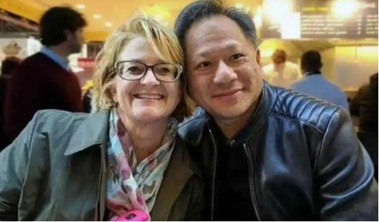 怪不得有这么一种说法，说华人如果和白人结婚，不出三代，基本就看不到华人的模样咯。