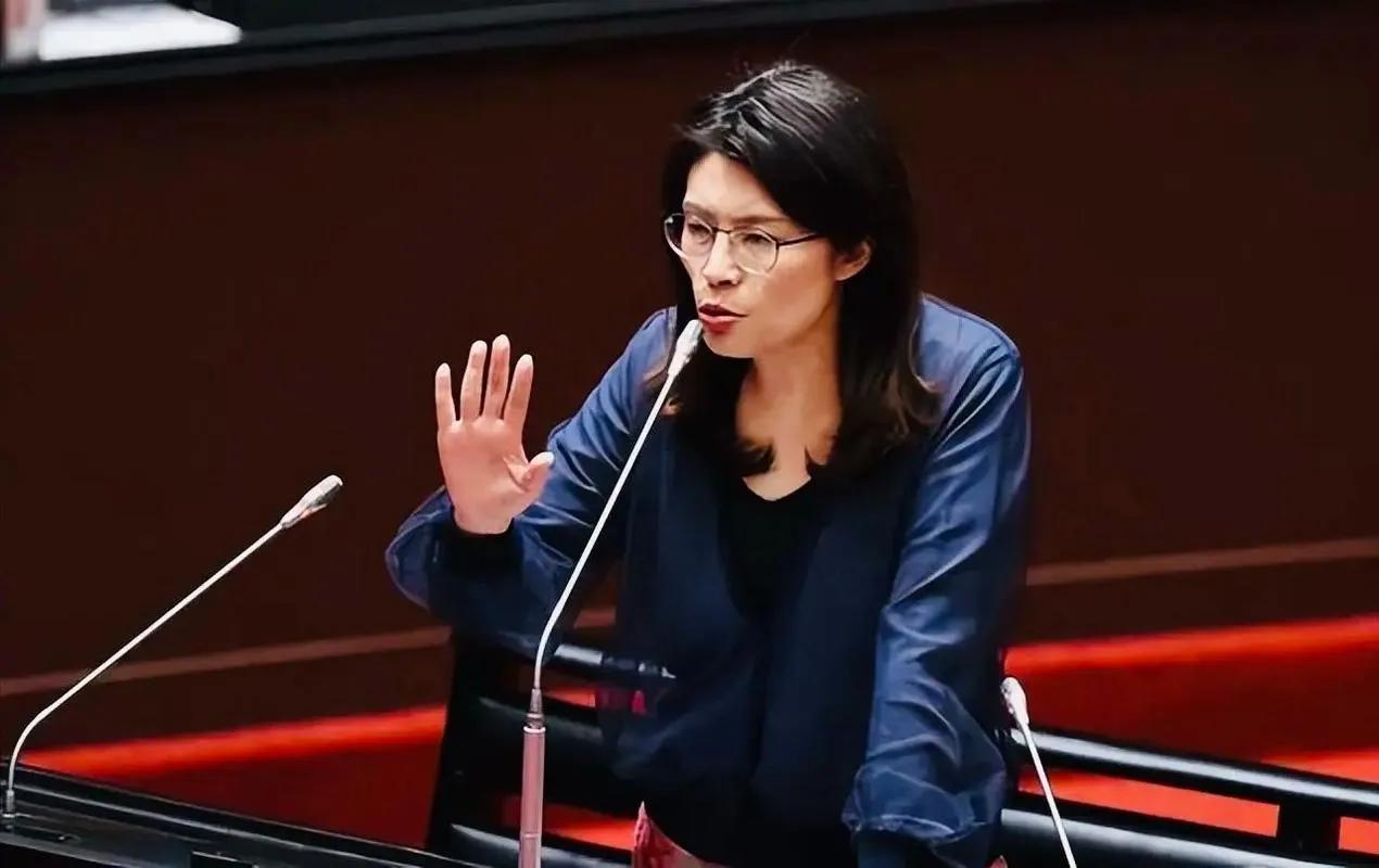 台湾郑丽文正式接任国民党党主席。
郑丽文原来是民进党，后来去了国民党，被国民党重