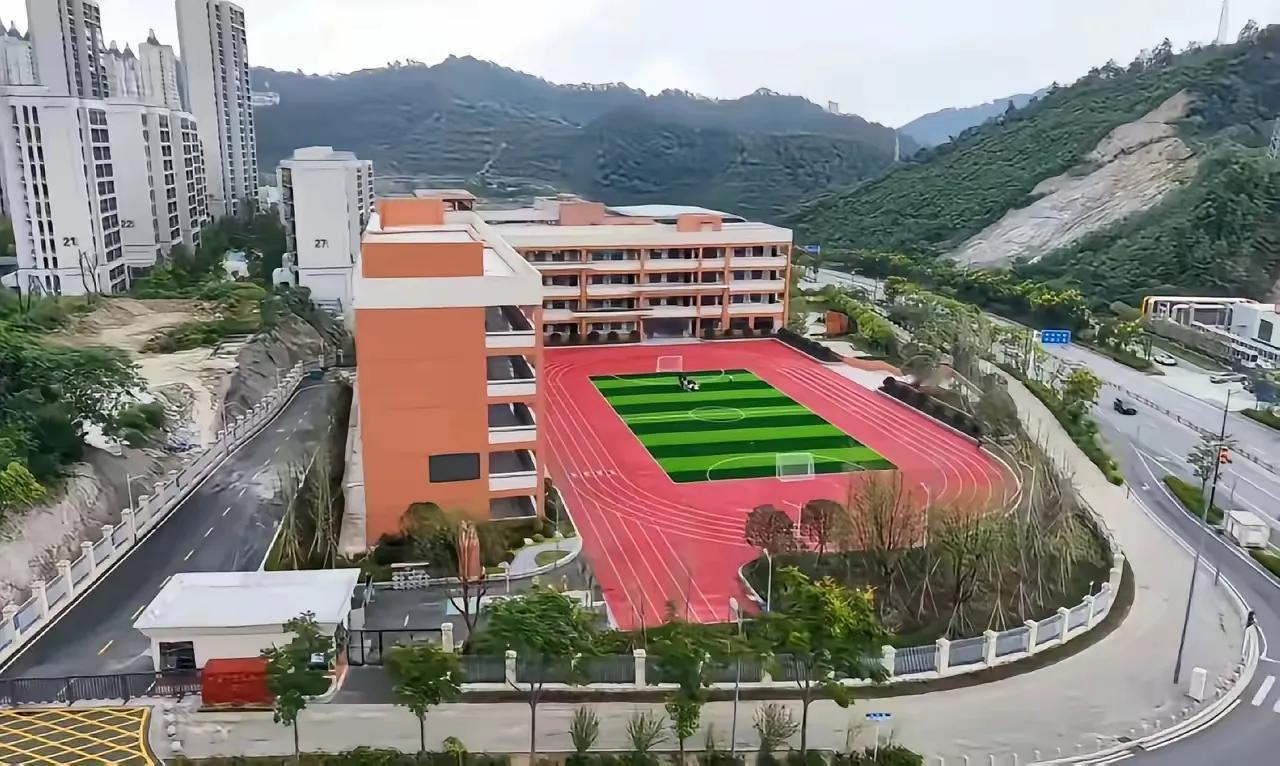 看十堰那事真的一夜没睡好，刷到目击者说“孩子飞出去好几米”，心像被攥住一样疼。以