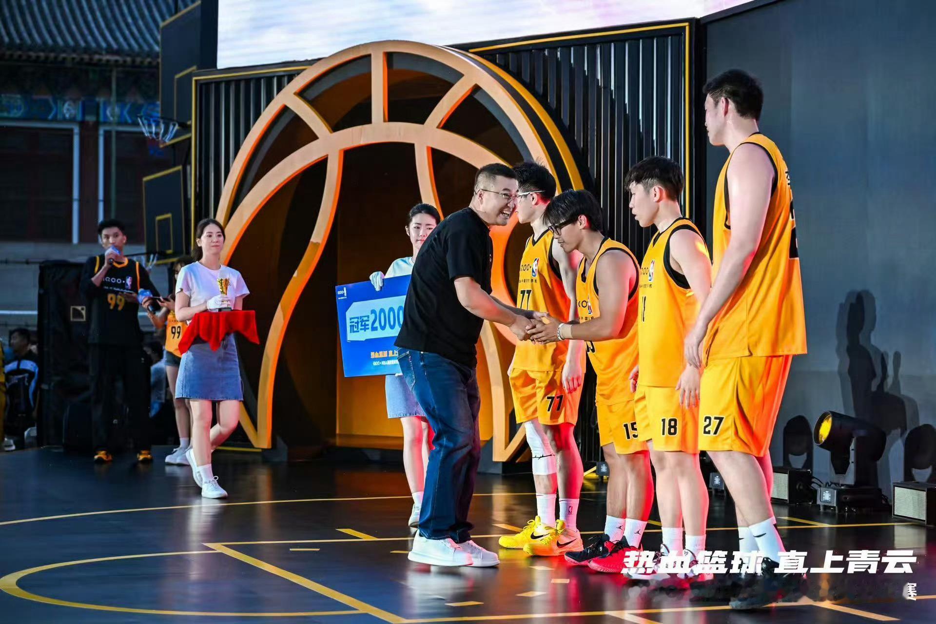 笑不活了，在iQOOxNBA高校篮球赛上朱总赛前豪言三分对决输了就吃球，本以为稳