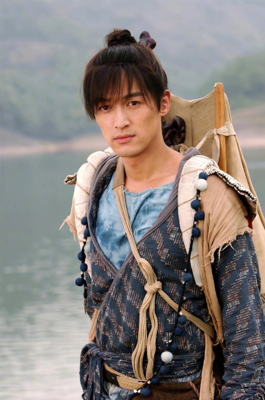 胡歌 白天调皮景天晚上靠谱多杰 17年前的景天依旧有长尾热度，如今的多杰又成高光