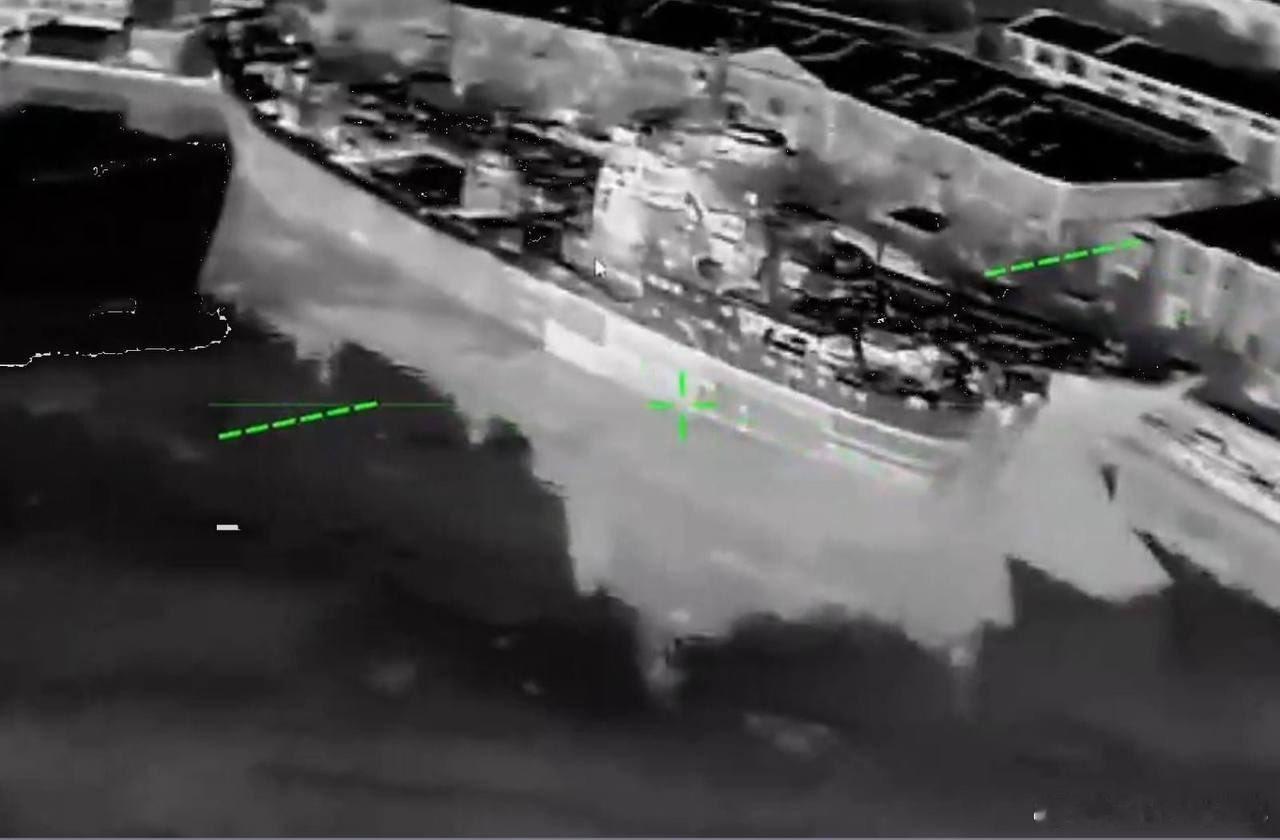 乌军称，昨晚打击了克里米亚的一批目标俄黑海舰队位于塞瓦斯托波尔的海军基地和贝尔贝