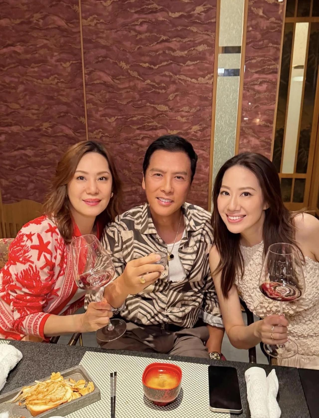 近日，甄子丹为岳母徐莉君庆68岁生日，汪诗诗、汪圆圆姐妹俩与妈妈同框，母女三人的