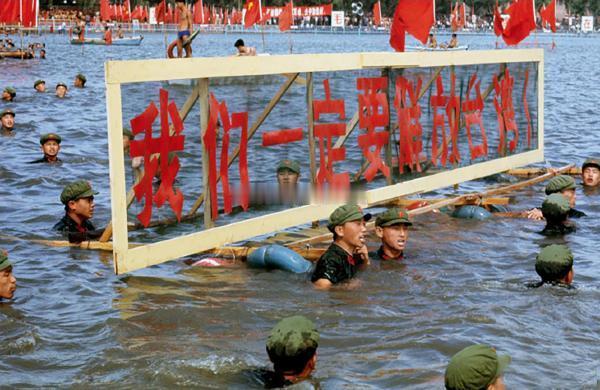 1970年7月16日在什刹海拍摄的“毛泽东畅游长江纪念日”活动。1966年7月1