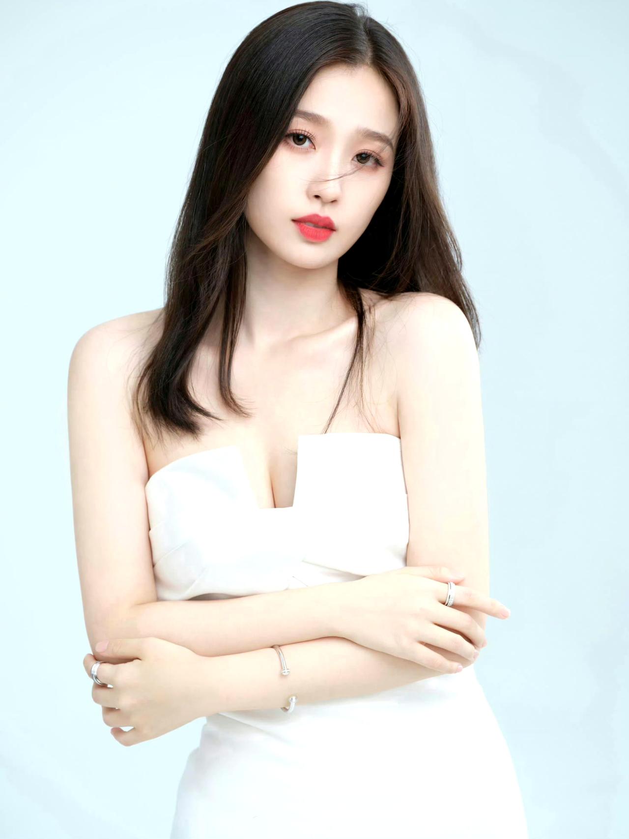 虞书欣的颜值，在内娱真的是降维打击！

一张比一张惊艳，完全长在了所有人的审美点