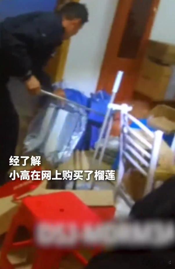真吓尿了！江苏南京，男子在网上买了一颗榴莲，没成想，拆快递时却发现里面有一条一米