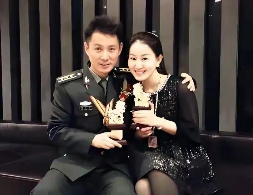 这两位夫妻绝对是娱乐圈模范夫妻
你们认识吗？
男士长的温稳尔雅，女士长相如此清新
