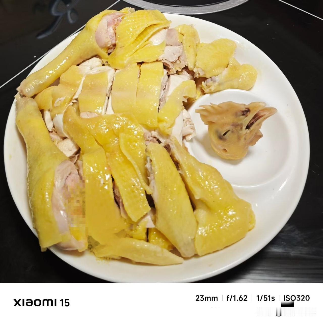 大暑天没胃口？广西人的解暑答案，先来一盘白切鸡！

鸡皮金黄透亮，泛着诱人光泽，