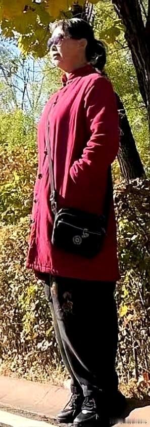 素老三的儿子晒出一张素老三的照片，被网友骂“弯腰驼背，水裆尿裤”。
儿子担心想删