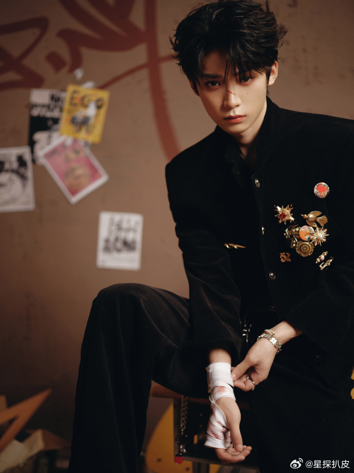 梓渝绷带上画了小鱼，简直男高本男啊，期待今晚的舞台！ ​​​