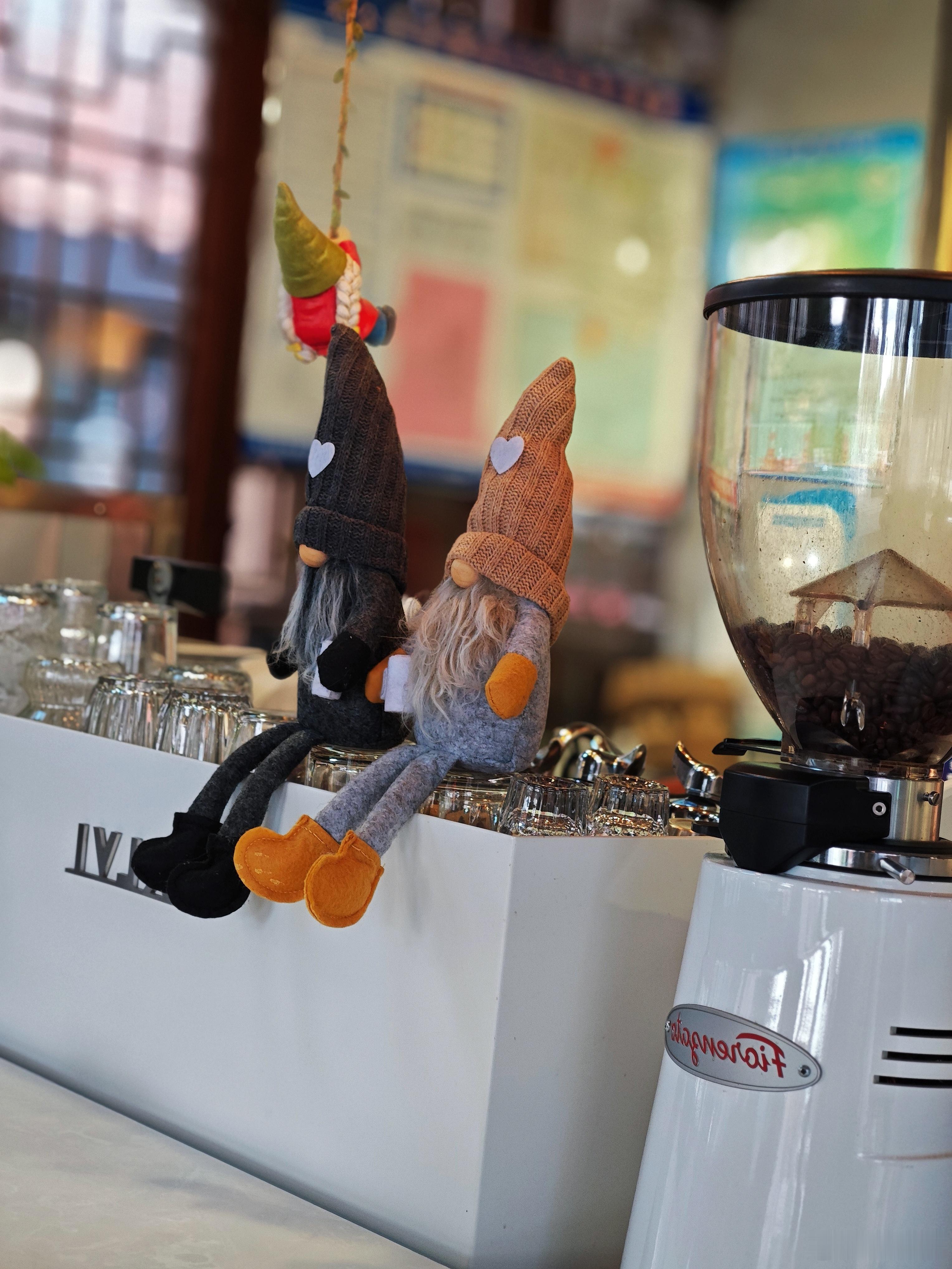 永远这个词太沉了，我们谁都背不动。那些说好要一起走到最后的人，可能在下个路口就悄