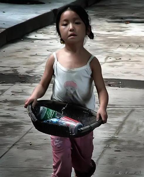 我和丈夫在街边摊吃面条时，被一个肮脏的小女孩请求借2元，我毫不犹豫地给了她5元，