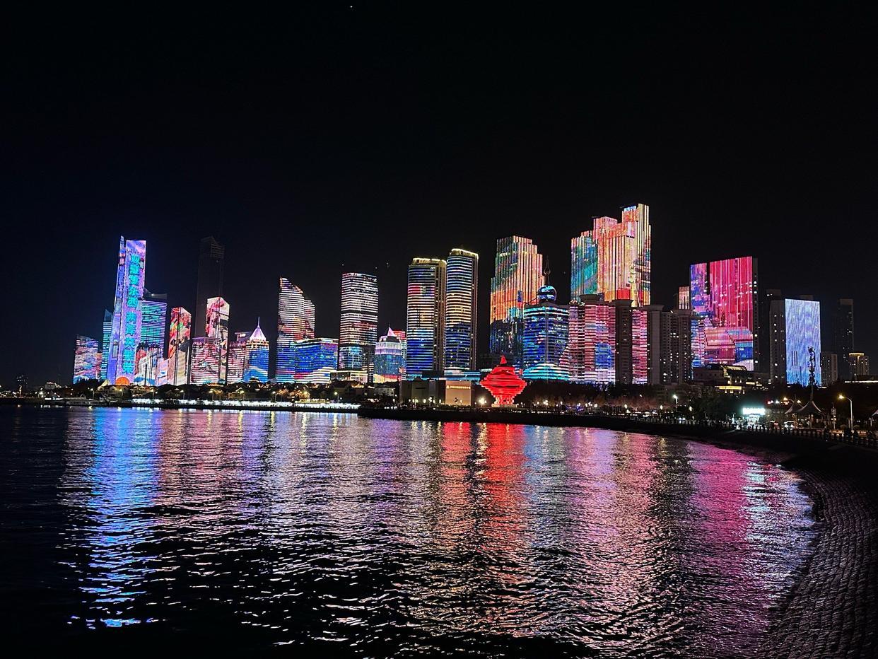 青岛法拍豪宅疯抢背后：中产咬牙接盘200万溢价房，是逆袭跳板还是财富绞肉机？
