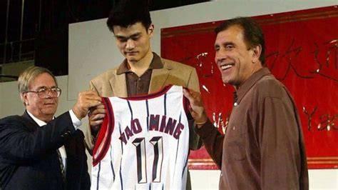 2002年，中国篮协为姚明举办了一场赴美欢送会。台上有人慷慨陈词："人在离地，心