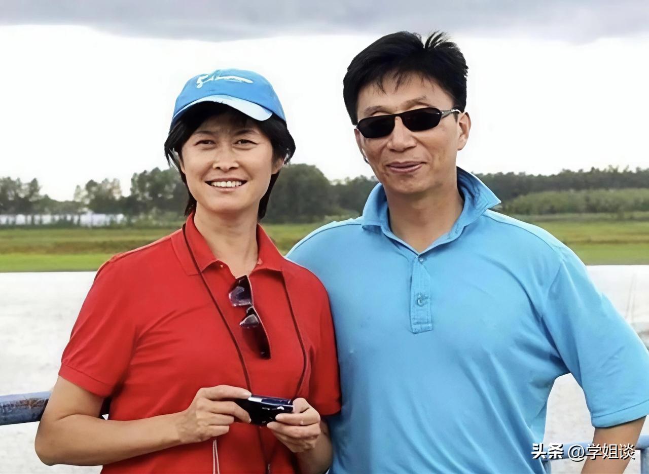 特地去查了一下敬一丹的丈夫王梓木，
真是不查不知道一查吓一跳，
原来她老公居然是