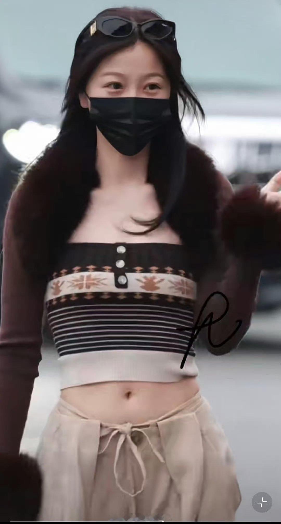 虞书欣这套look走乖巧风不错，比之前辣妹风强很多。就是好奇她到底在过哪个季节？