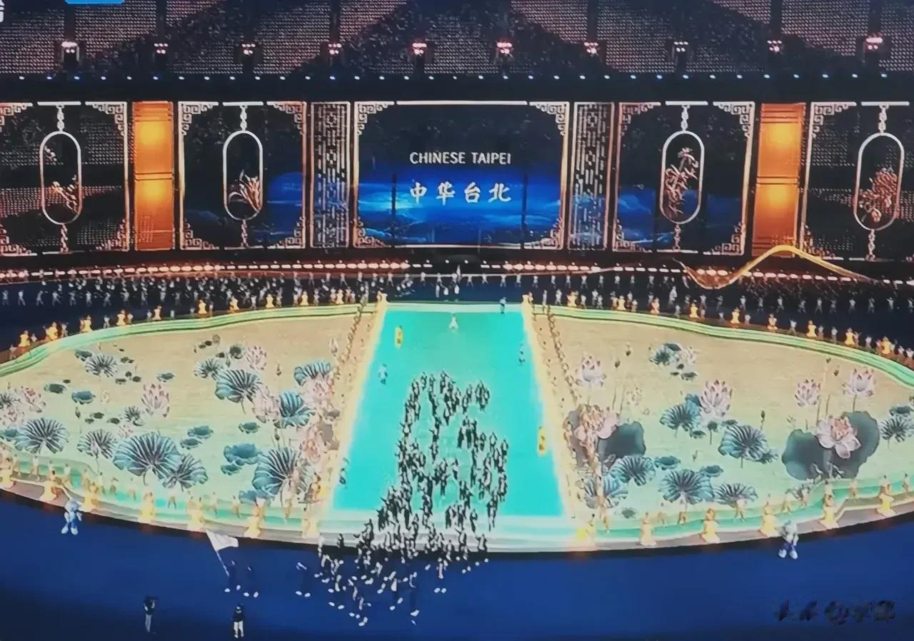 昨晚亚运会开幕式上，有两幕情景让人异常感动！

在中国台北队入场的时候，全场响起