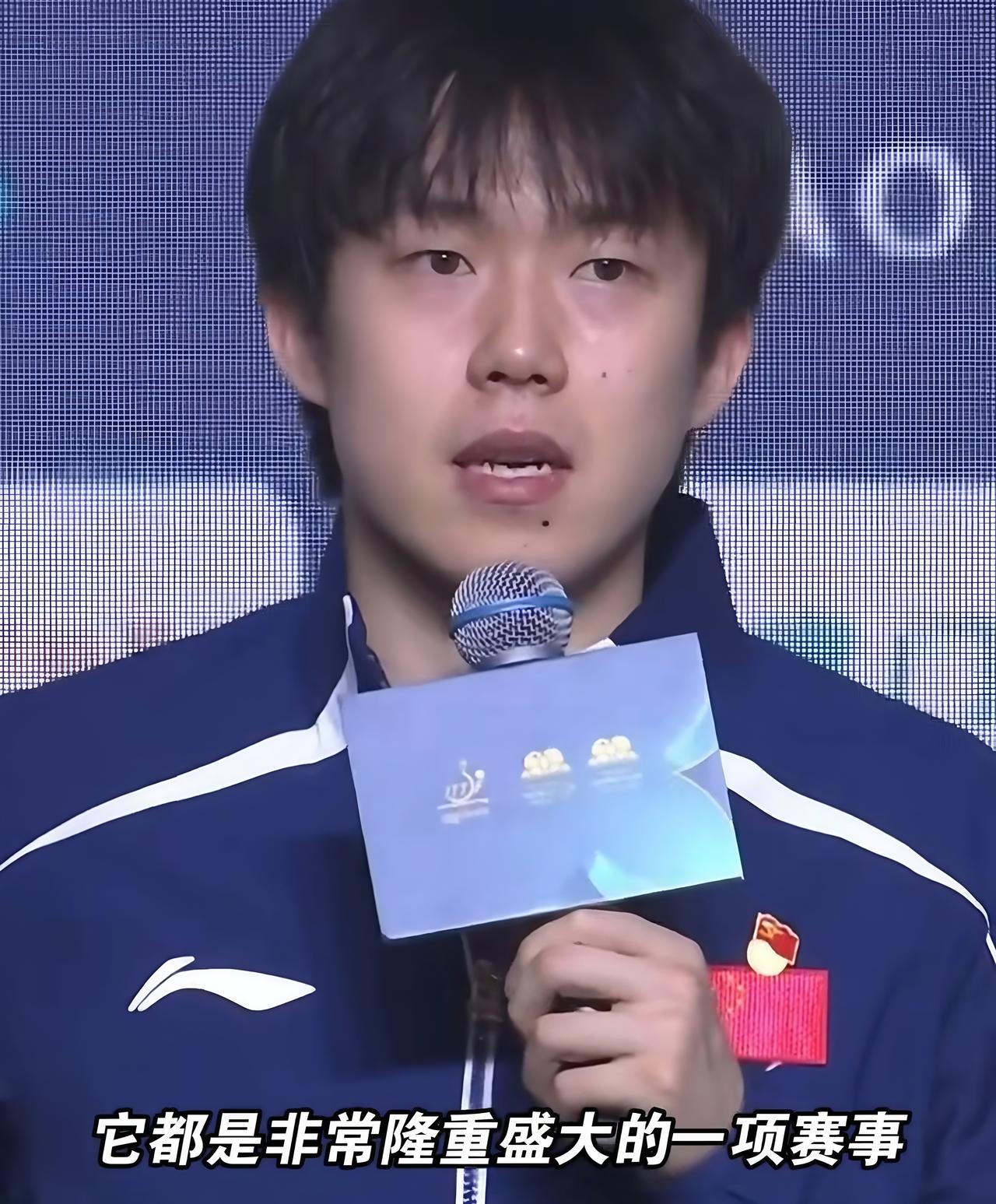 王楚钦出现在澳门世界杯的抽签现场，
他的队服上有国旗图案，
这是每一个国乒队员队