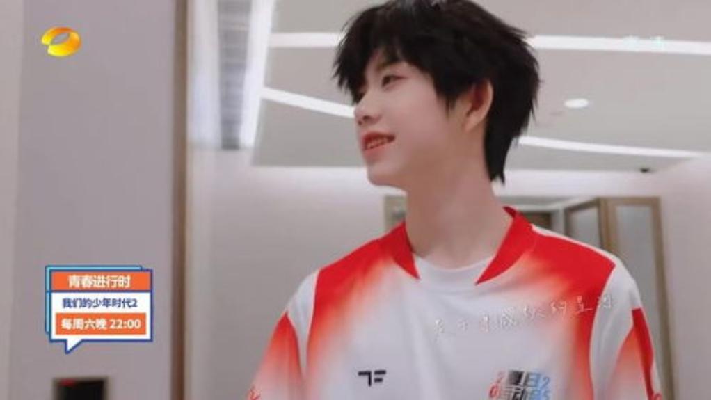 你知道吗？陈奕恒最近晒出的穿搭在网络上掀起了一阵时尚小旋风。他巧妙融合了潮流元素