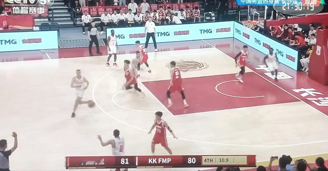 热身赛男篮81-82输一分给kkfmp俱乐部队。
比赛说三点:
一，前面都是领先