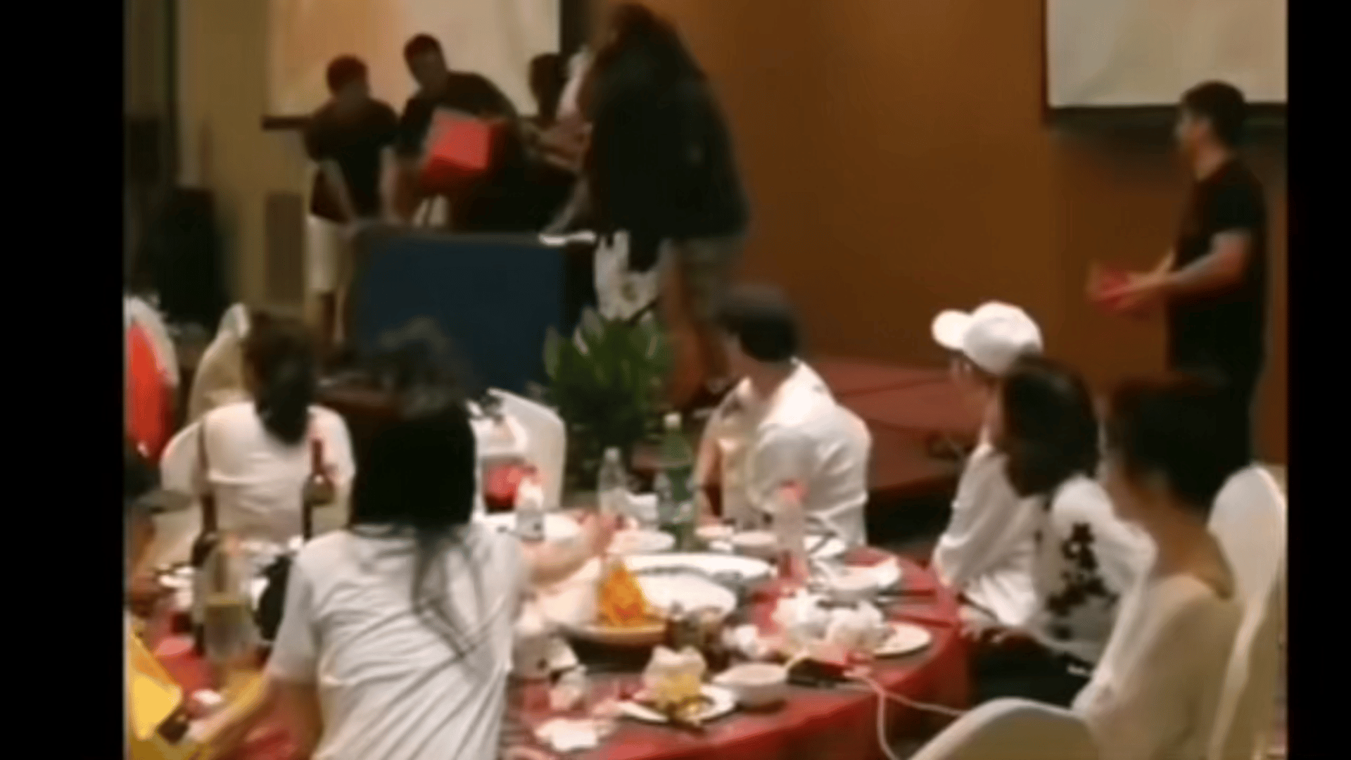 捡到罗云熙白发杀青时候的宝贵影像。在角落里努力吃吃吃，腮帮子吃得鼓鼓的