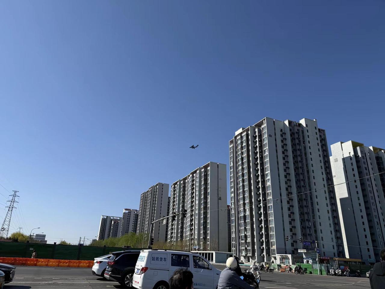 天空飞过大飞机 可惜手机拍不到那么大的画面。当时飞机从上空飞过。飞机很大！一句话