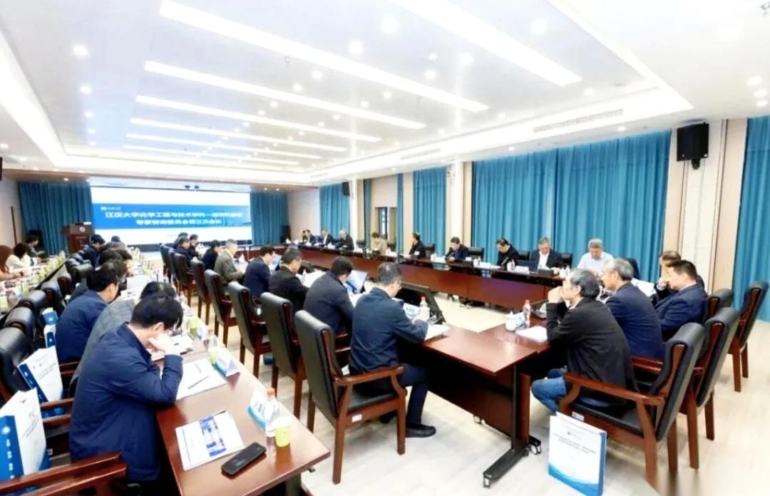 近几日江汉大学备受瞩目，
就为了一个大学的一个学科，
7位院士和9位顶级教授齐聚