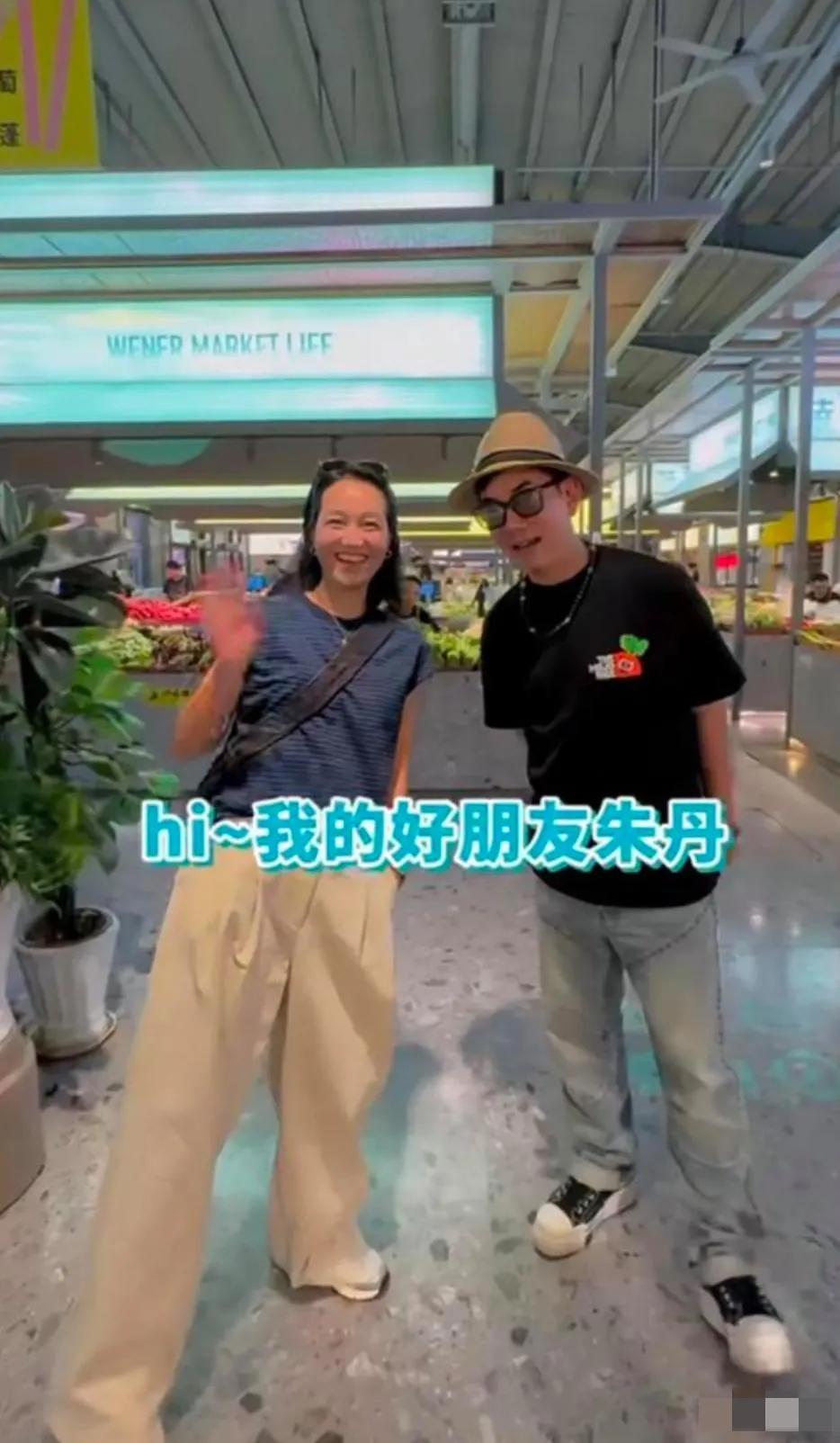 44岁朱丹近照曝光：与好友任贤齐在菜市场素颜出镜，长发垂肩，面色黝黑，额头宽阔，