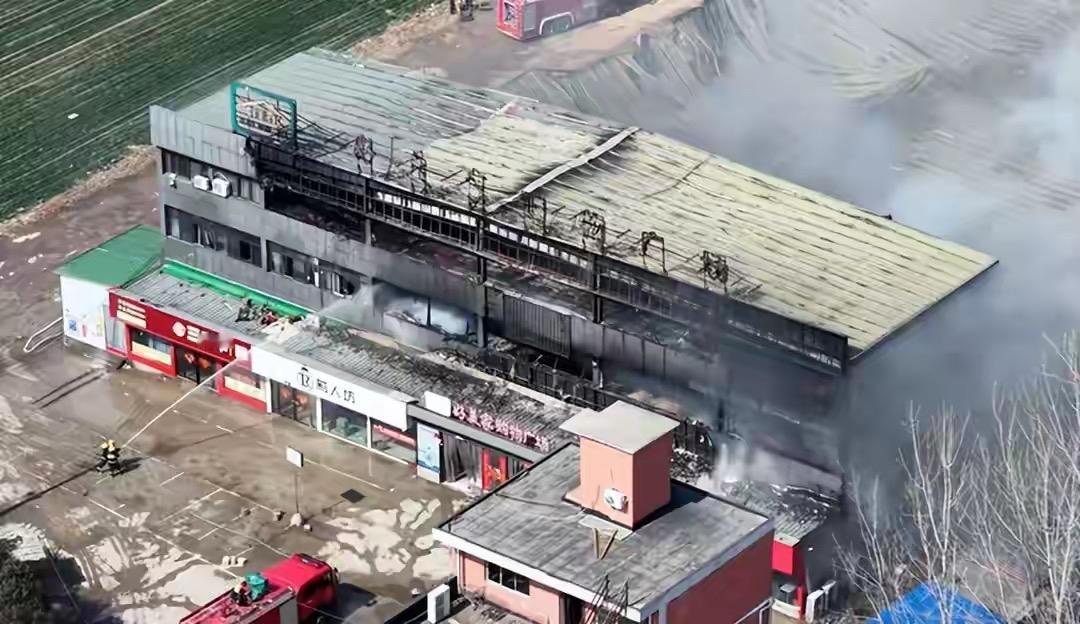 河南驻马店上蔡县塔桥镇出大事了！镇上最大的三层商超突发大火，火情还是从旁边数千平