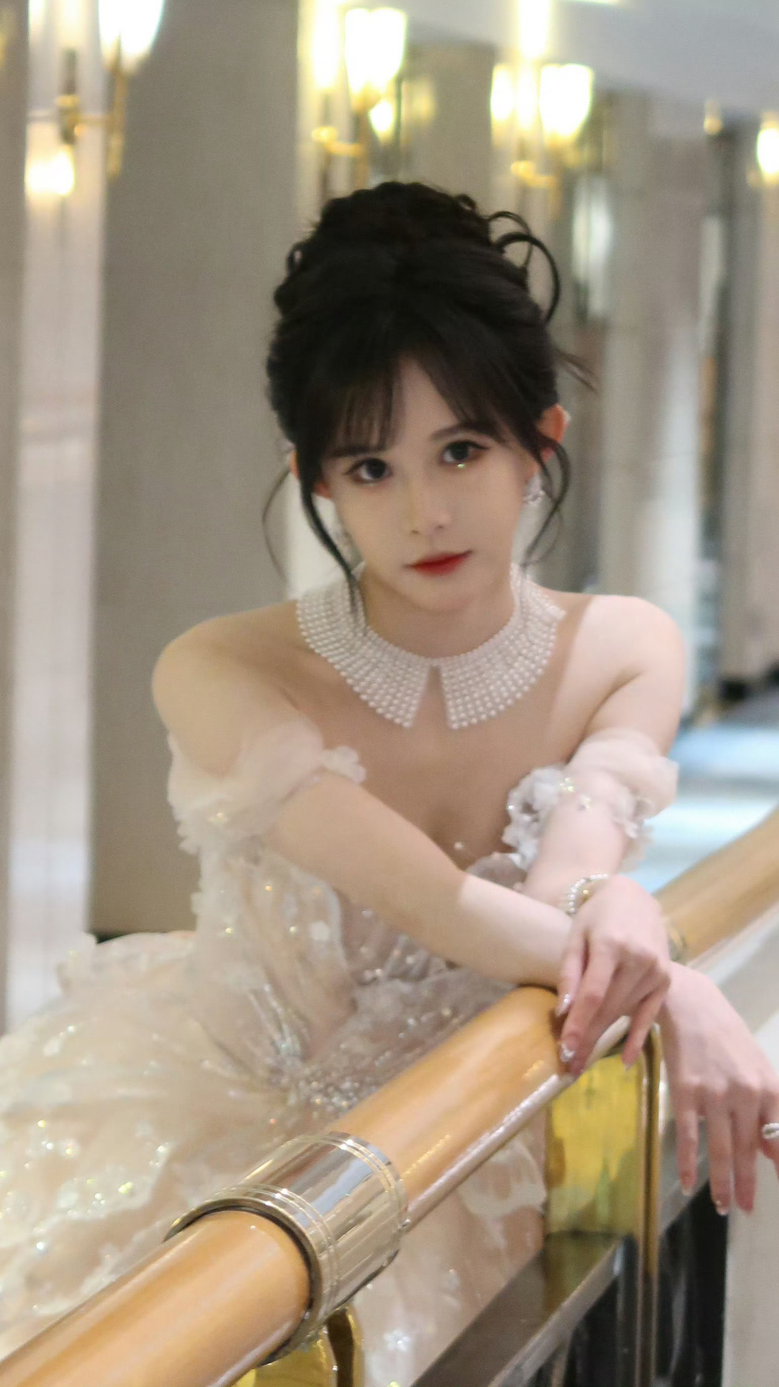 段艺璇 财阀家的小女儿 自带贵气的段艺璇，这个造型完美诠释了千金的优雅。 