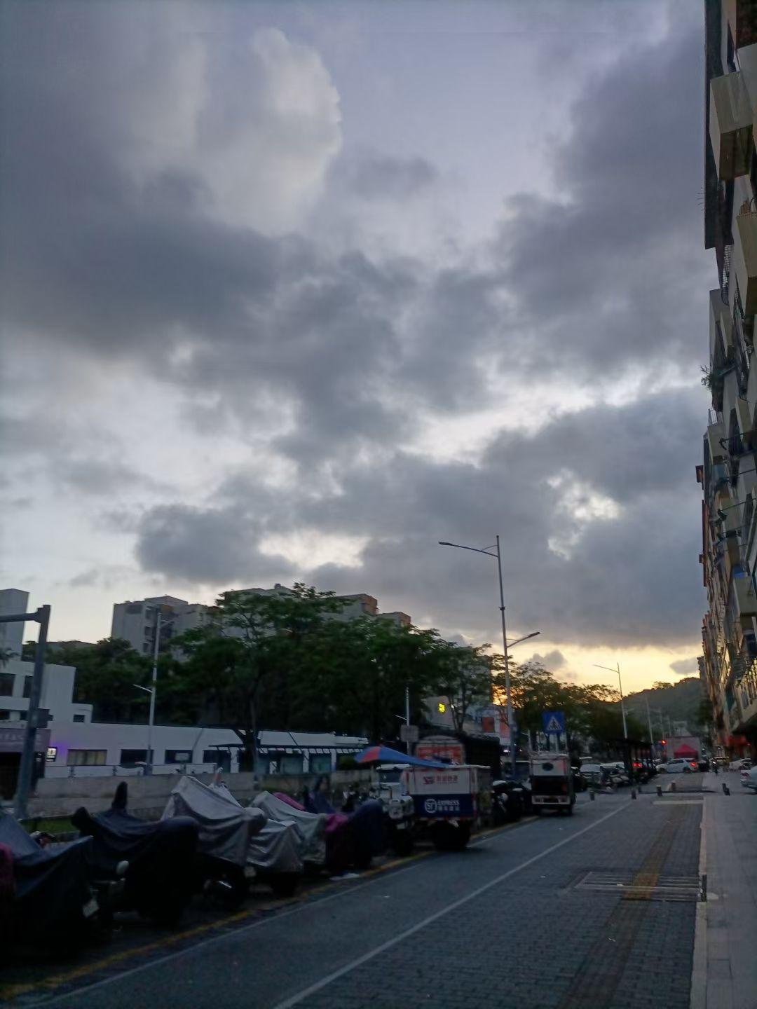 大家好，我是七姐。深圳这几天非常的热。晚上根本就睡不着觉。风扇都是开到天亮。今天