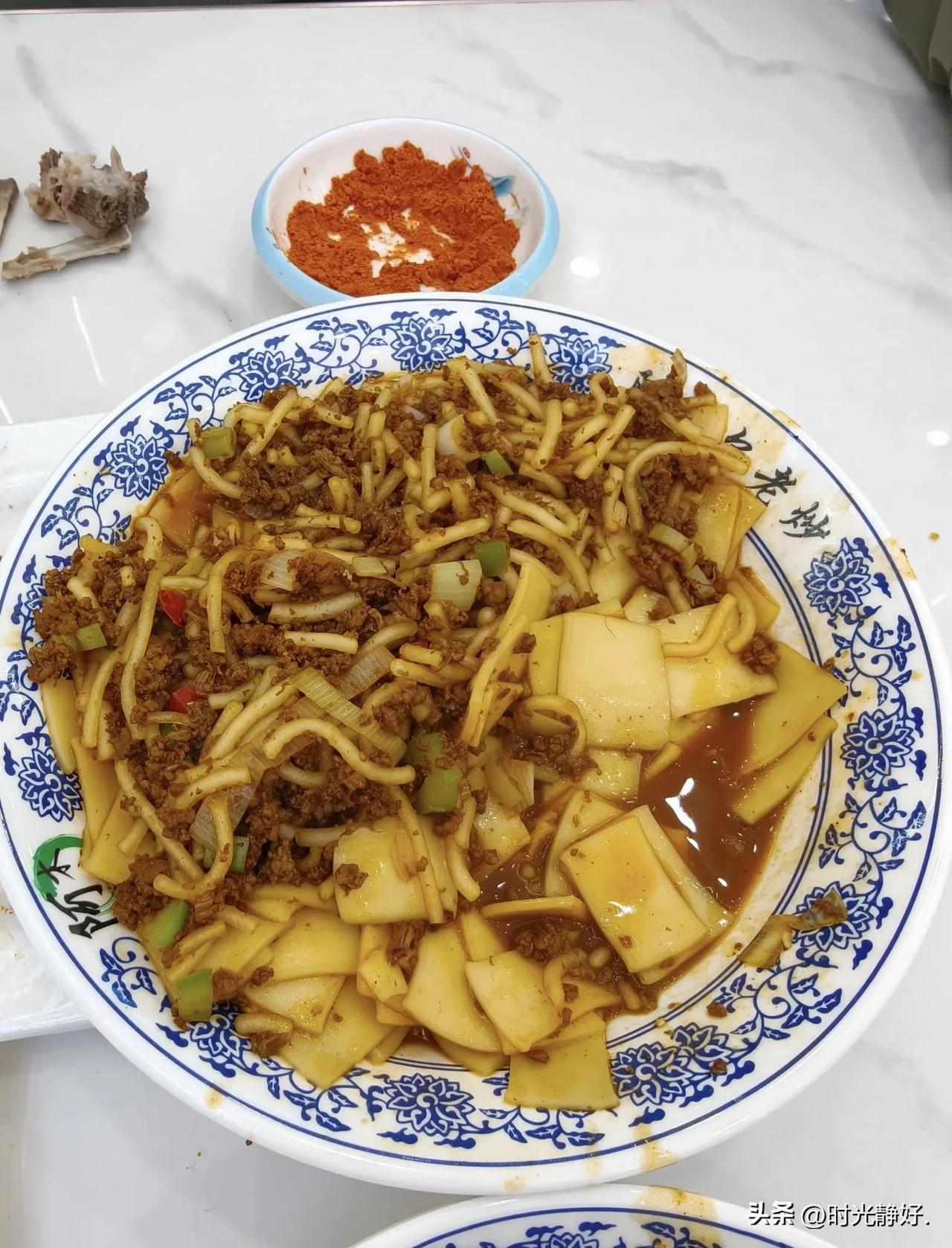 特色老炒原来是这个  5.16

到了夏河镇刚好饭点，在路边车位停好车，就近进了